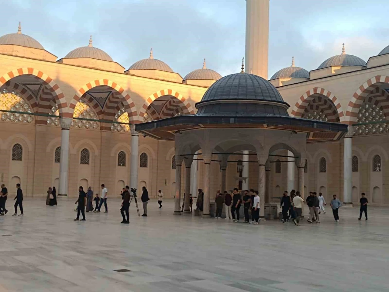 Çamlıca Camii’nde bayram namazı kılındı

