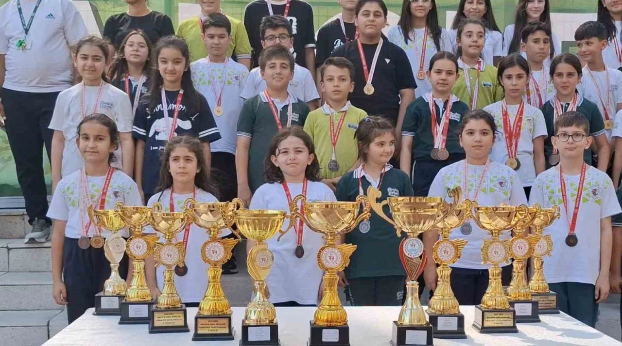 &Ccedil;amlıca Koleji 332 lisanslı &ouml;ğrenciyle 17 kupa ve 148 madalya kazandı

