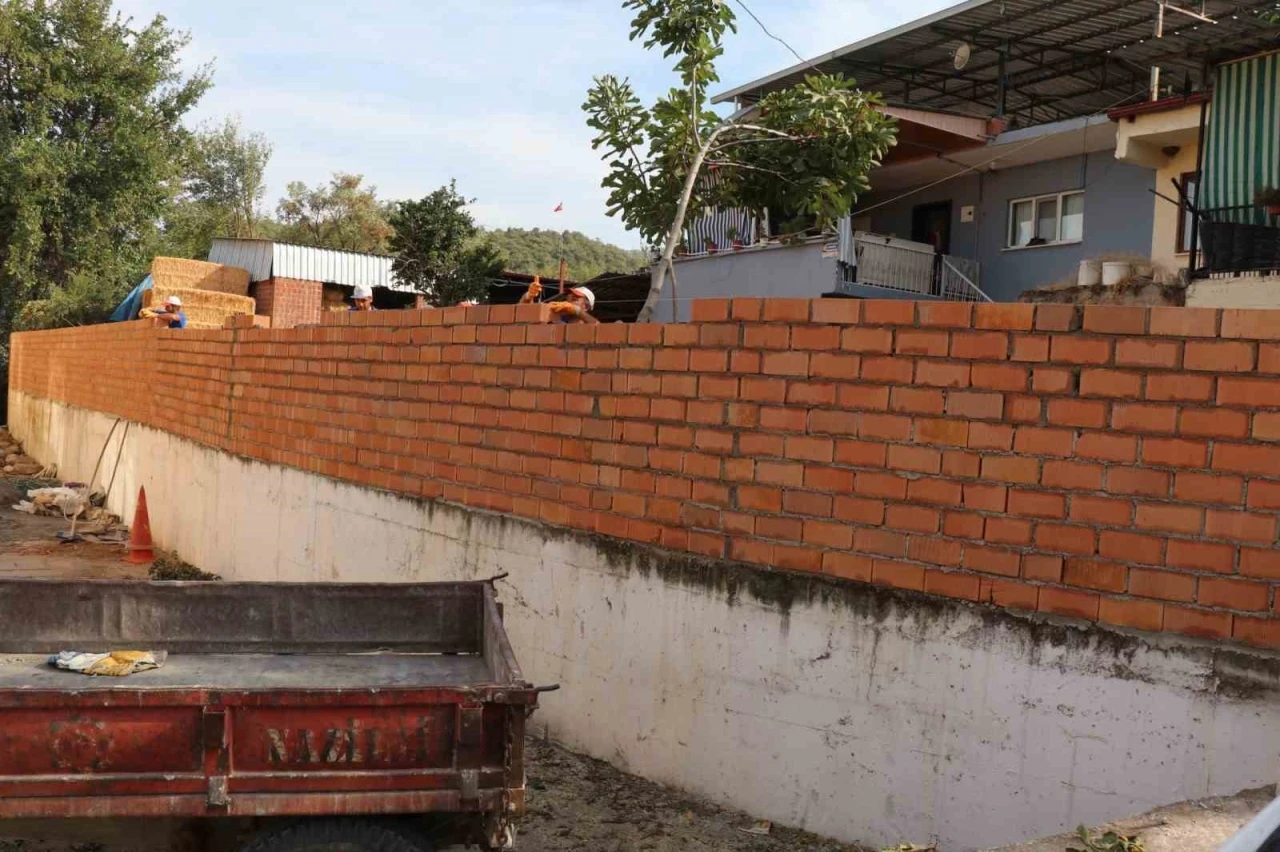 Çamlıdere’de köy içi yollar ve okul çevre duvarları yenilendi
