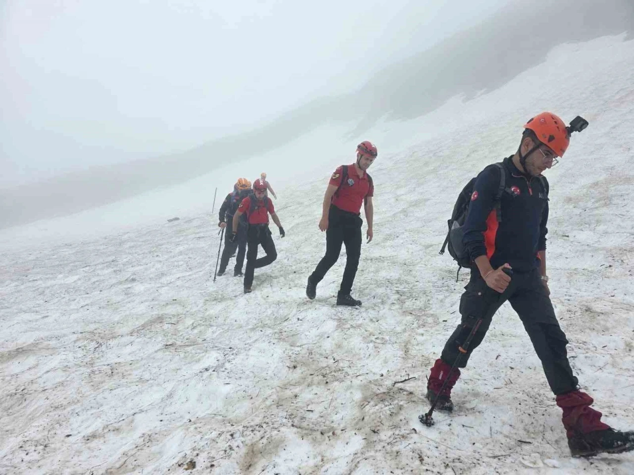 &Ccedil;amlıhemşin&rsquo;de mahsur kalan 3 turiste 10 saatlik &ccedil;alışmaların ardından ulaşıldı

