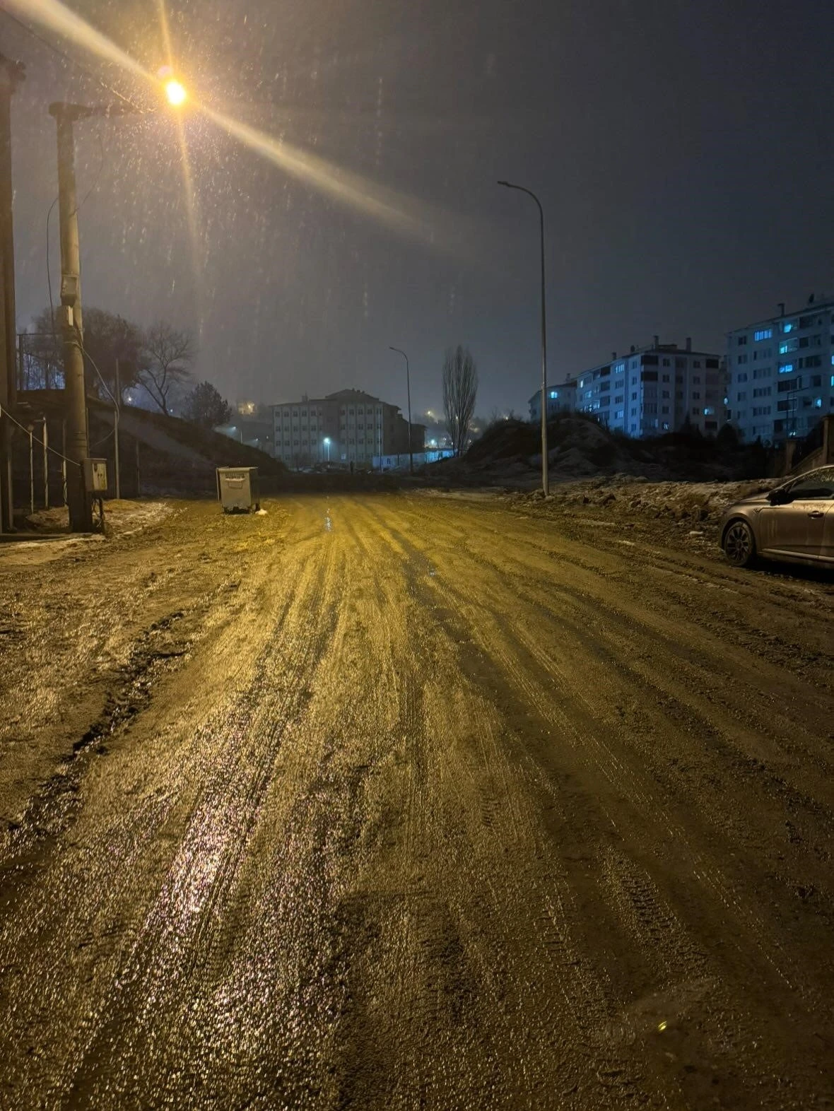 &Ccedil;amur i&ccedil;inde olan yol temizlenip onarım bekliyor

