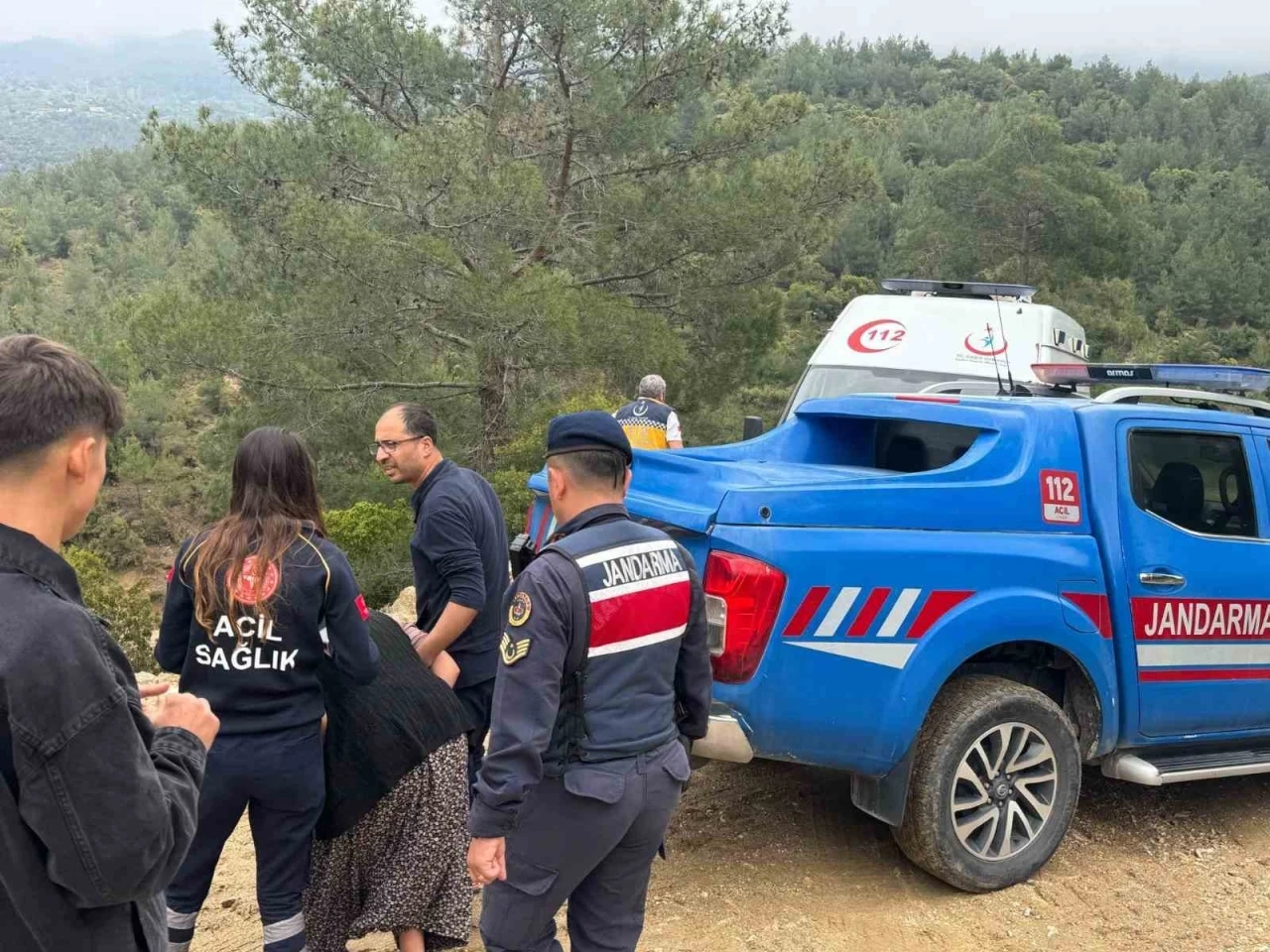 Çamura saplanan ambulansı jandarma kurtardı
