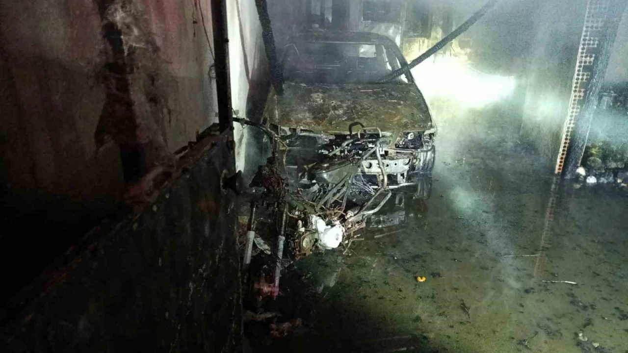 &Ccedil;an&rsquo;da &ccedil;ıkan yangında 1 otomobil ve 1 motosiklet yandı

