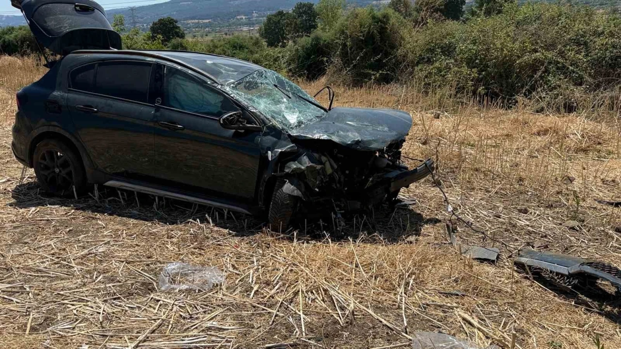 &Ccedil;an&rsquo;da otomobil tarlaya u&ccedil;tu: 2 yaralı

