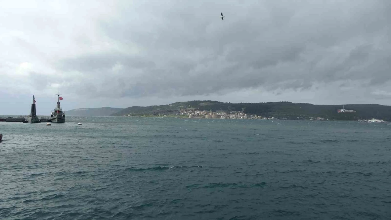 &Ccedil;anakkale Boğazı fırtına nedeniyle trafiğe kapandı
