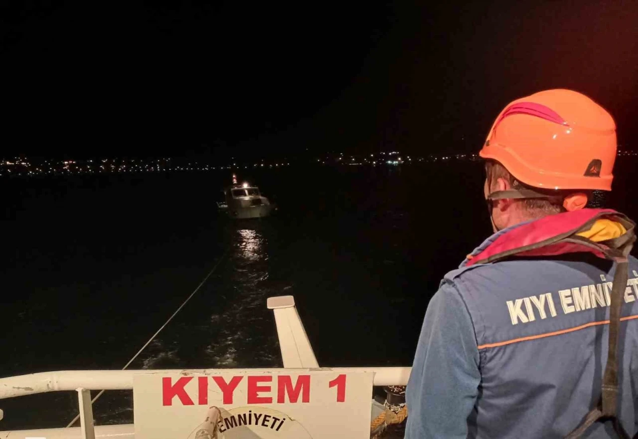 Çanakkale Boğazı’nda içinde 5 kişinin bulunduğu tekne kurtarıldı
