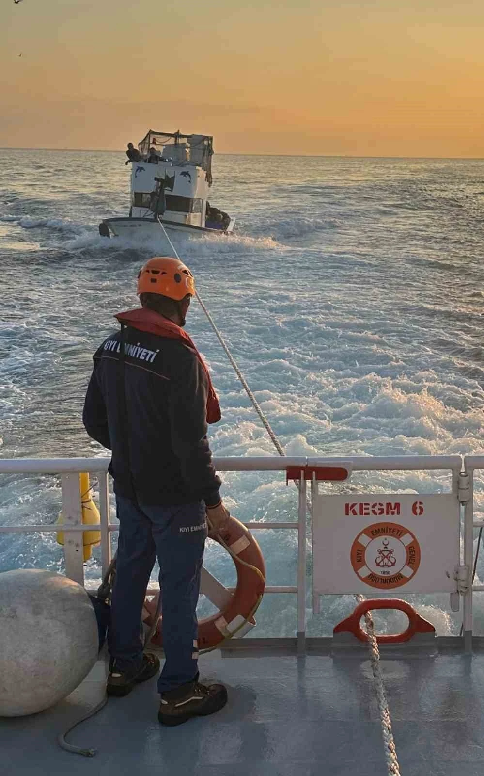 Çanakkale Boğazı’nda makine arızası yapan tekne yedeklenerek çekildi
