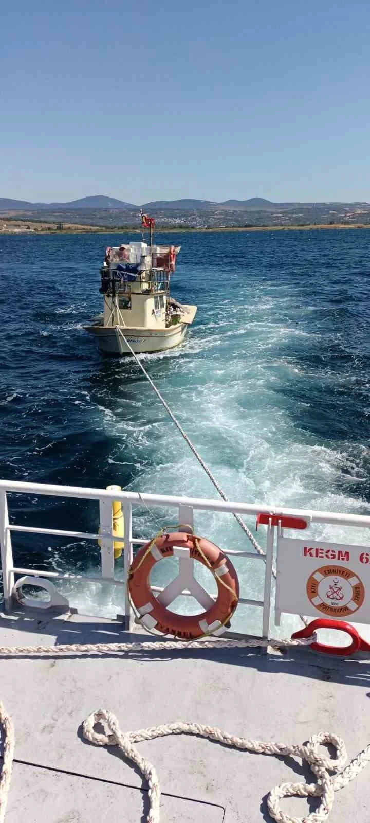 Çanakkale Boğazı’nda makine arızası yaparak sürüklenen tekne kurtarıldı
