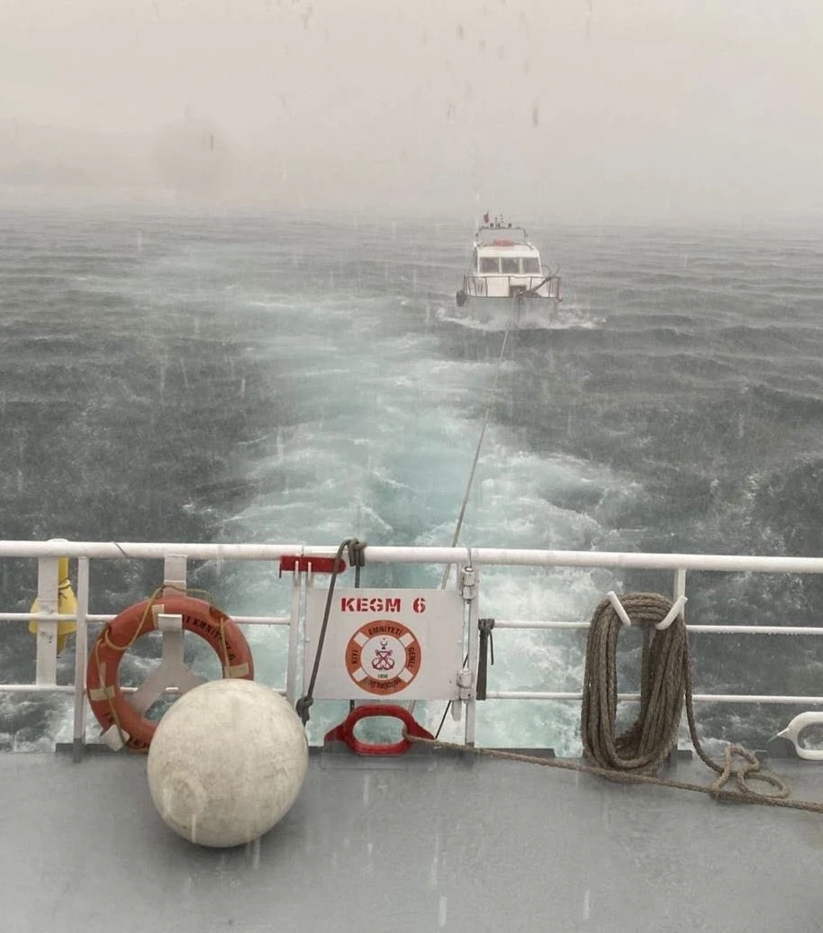 Çanakkale Boğazı’nda makine arızası yaparak sürüklenen tekne kurtarıldı
