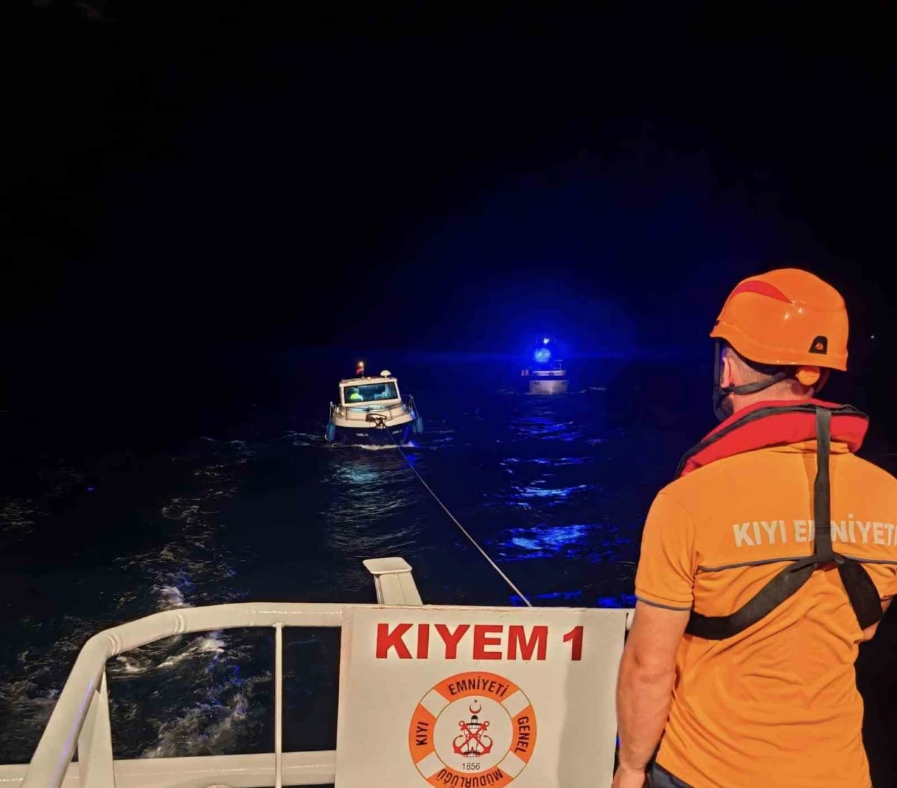 &Ccedil;anakkale Boğazı&rsquo;nda s&uuml;r&uuml;klenen tekne kurtarıldı
