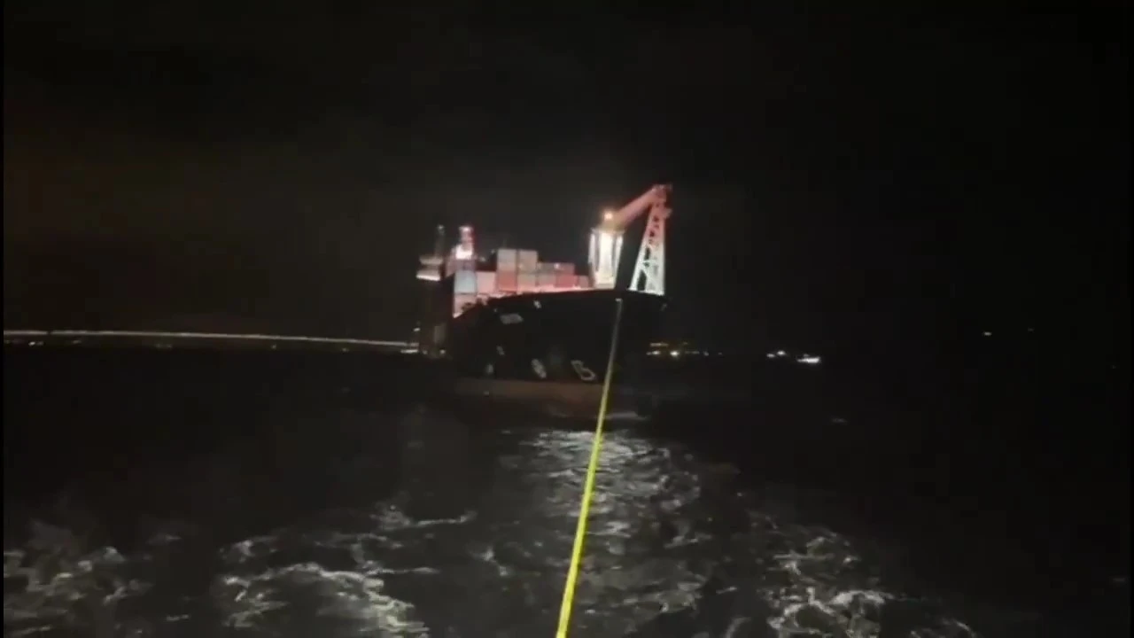 Çanakkale Boğazı’ndan geçen konteyner gemisi makine arızası nedeniyle demirletildi
