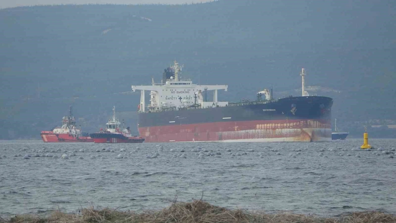 &Ccedil;anakkale Boğazı&rsquo;ndan ge&ccedil;en tanker jenerat&ouml;r arızası yaptı
