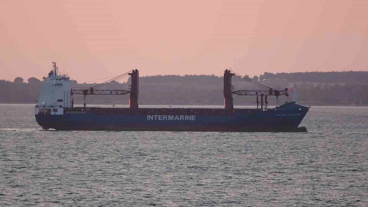 Çanakkale Boğazı’ndan geçen yük gemisinde yangın çıktı
