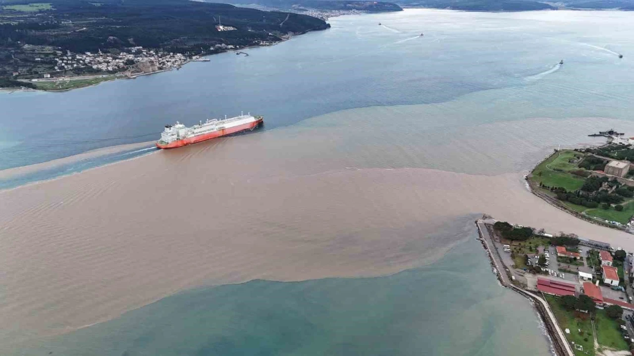 &Ccedil;anakkale Boğazı&rsquo;nın rengi değişti; Avrupa Yakası mavi olarak kaldı
