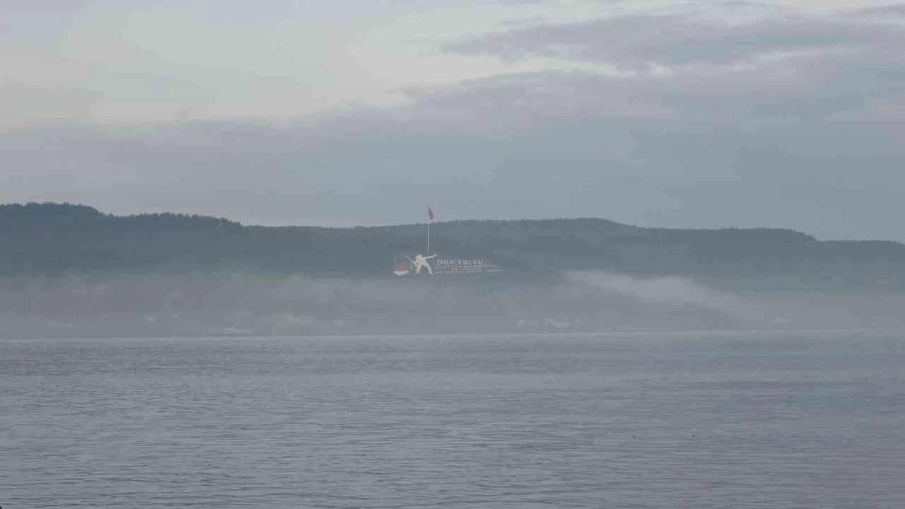 &Ccedil;anakkale Boğazı, sis sebebiyle gemi ge&ccedil;işlerine kapatıldı
