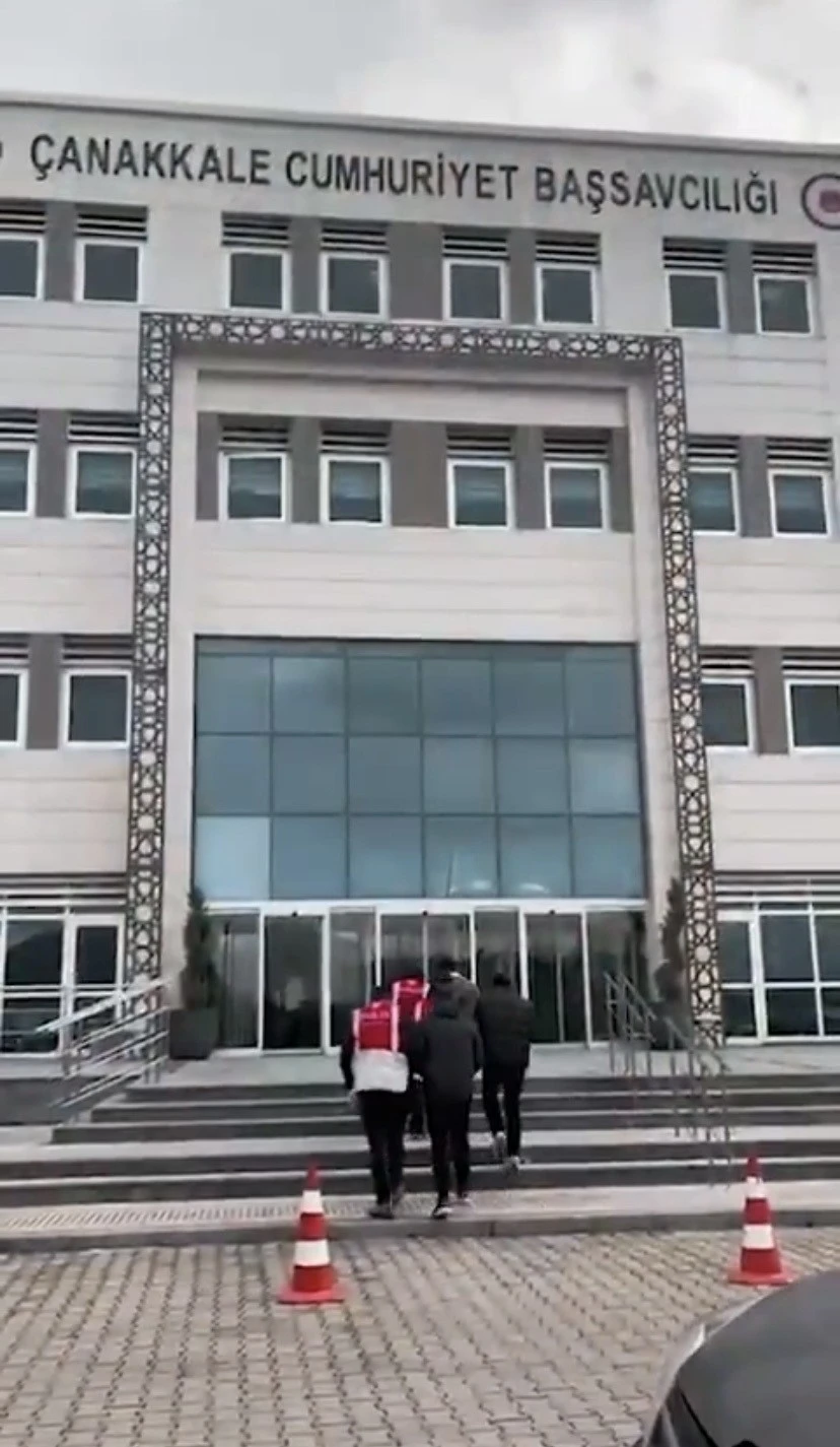 &Ccedil;anakkale&rsquo;de 10 ka&ccedil;ak g&ouml;&ccedil;men yakalandı, 3 organizat&ouml;r tutuklandı
