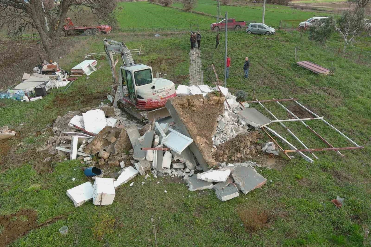 &Ccedil;anakkale&rsquo;de 10 ka&ccedil;ak yapı yıkıldı
