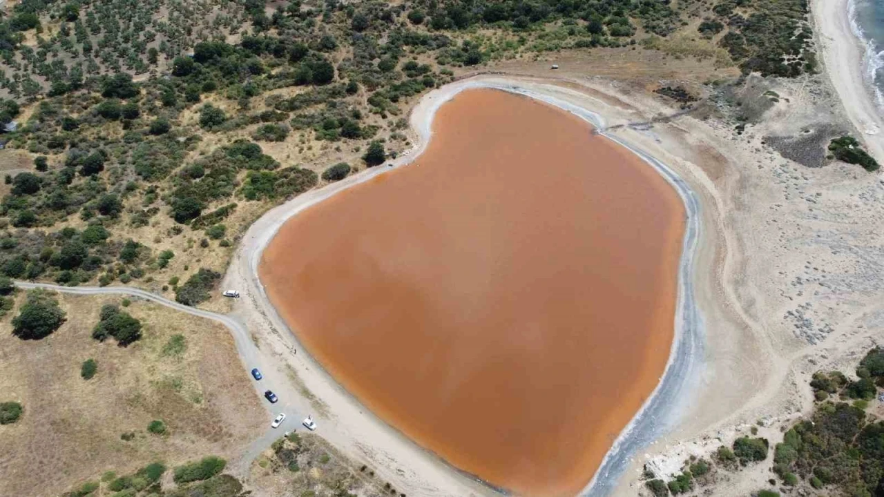 Çanakkale’de 2 bin yıllık antik liman kalpli pembe göle dönüştü
