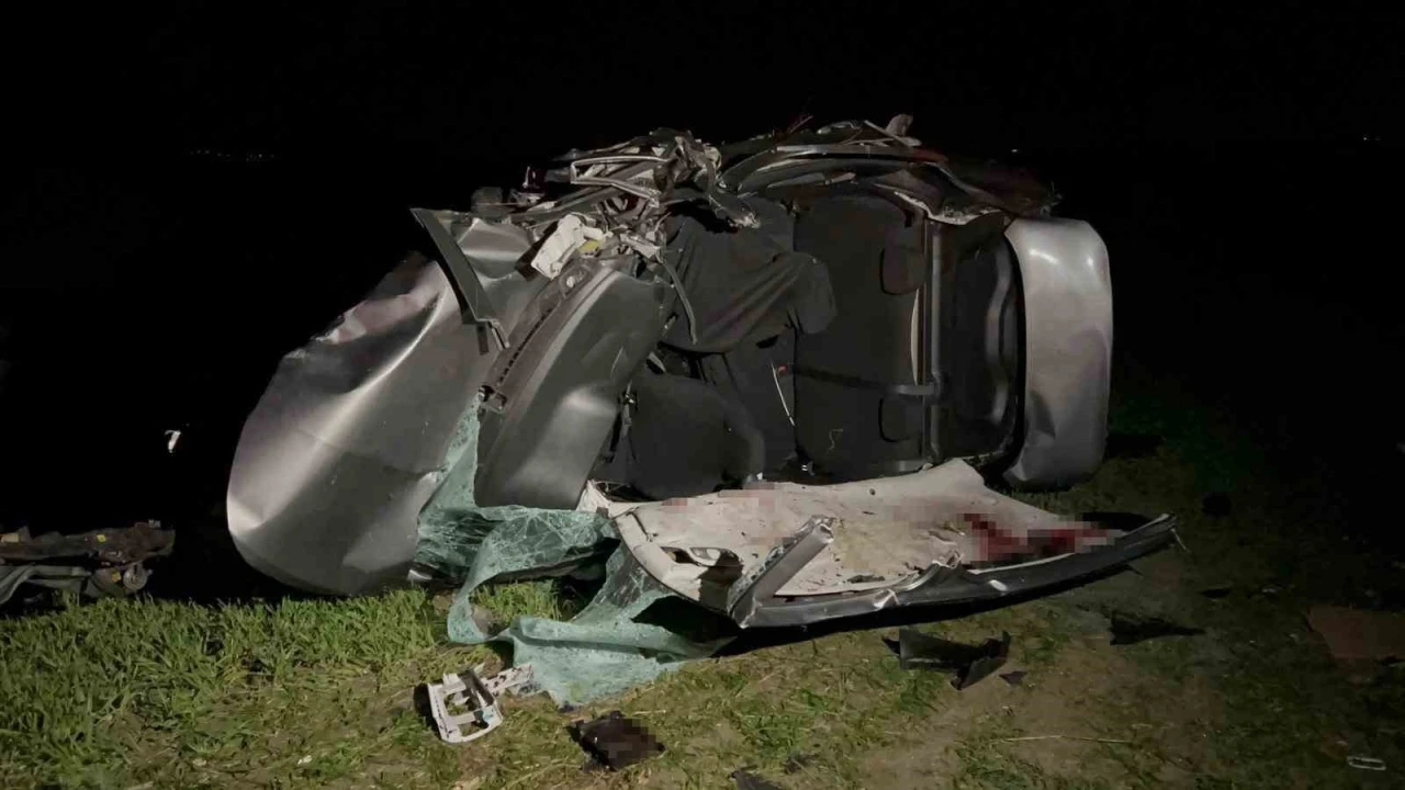 &Ccedil;anakkale&rsquo;de 5 kişinin &ouml;l&uuml;m&uuml;yle sonu&ccedil;lanan kaza gen&ccedil; &ccedil;ifti birbirinden ayırdı
