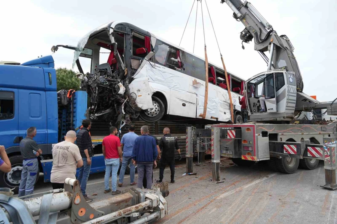 Çanakkale’de 8 kişinin öldüğü kazada enkaza dönen otobüs vinç yardımıyla olay yerinden kaldırıldı
