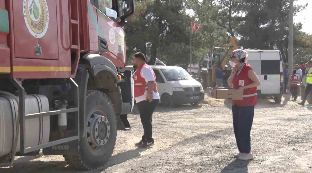 Çanakkale’de alevlerle mücadele eden ekip ve vatandaşlara Kızılay’dan yardım
