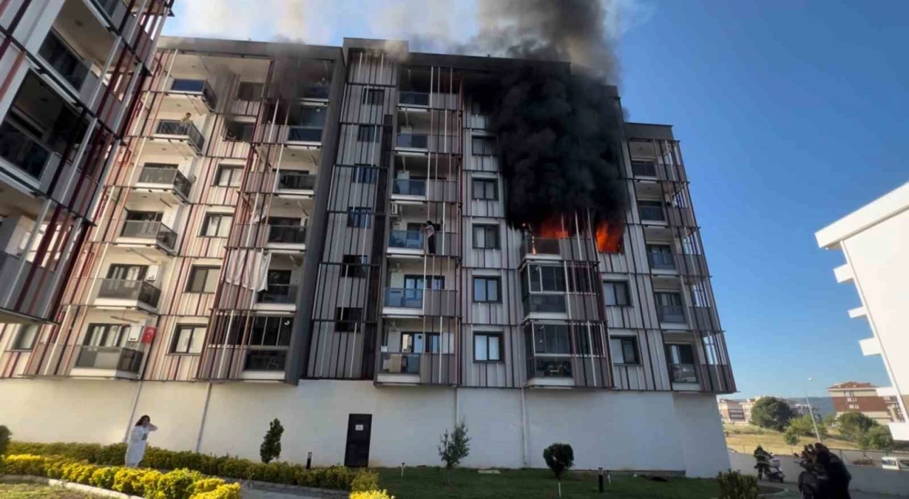 Çanakkale’de bir sitede çıkan yangında 10 kişi dumandan etkilendi

