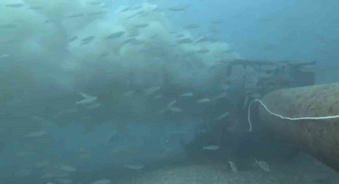 Çanakkale’de boğaza dökülen atık su ile karşılaşan dalgıç, o anları su altı kamerasıyla kaydetti
