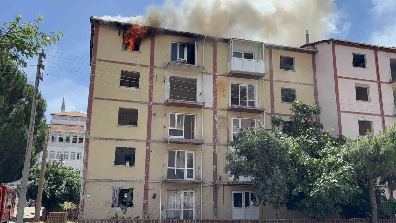 &Ccedil;anakkale&rsquo;de boş apartmanda &ccedil;ıkan yangın korkuttu
