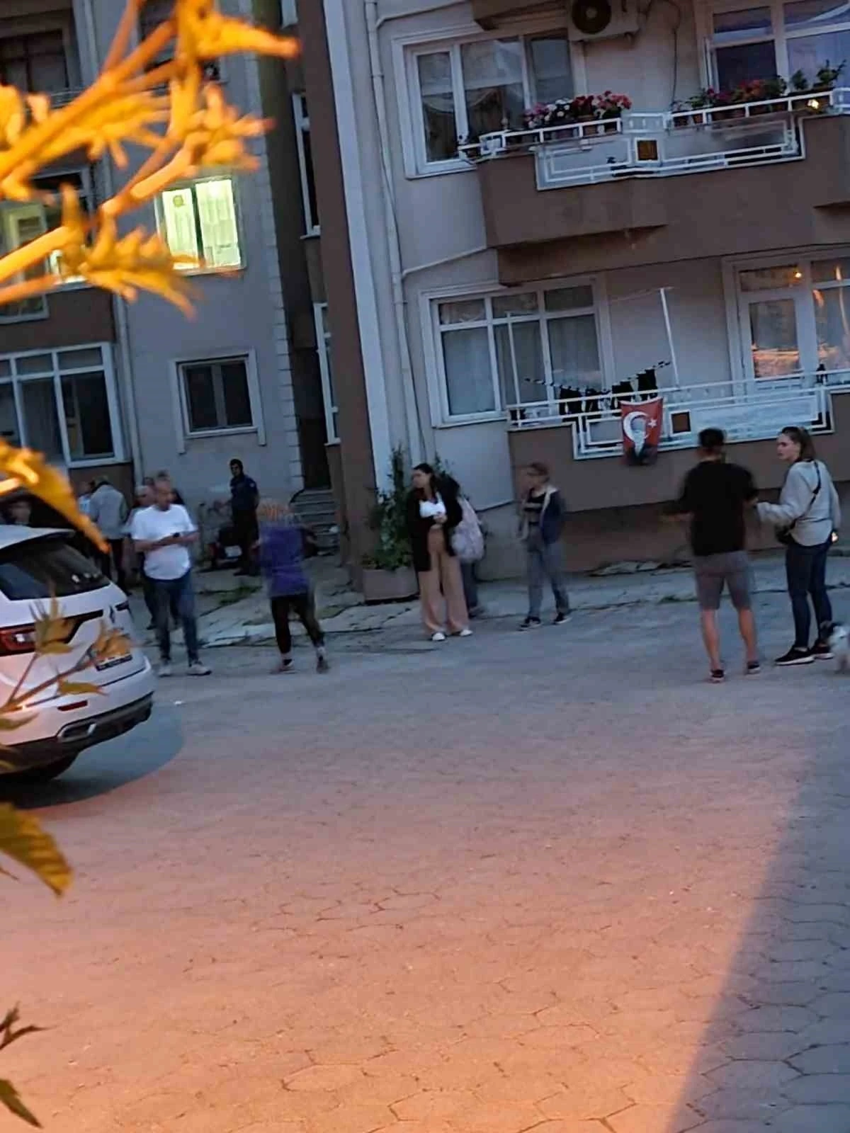 Çanakkale’de cam silen kadın 2’nci kattan düşerek hayatını kaybetti
