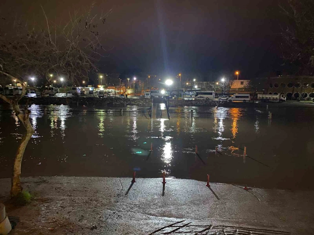 &Ccedil;anakkale&rsquo;de &ccedil;ay taştı: Otopark sular altında kaldı
