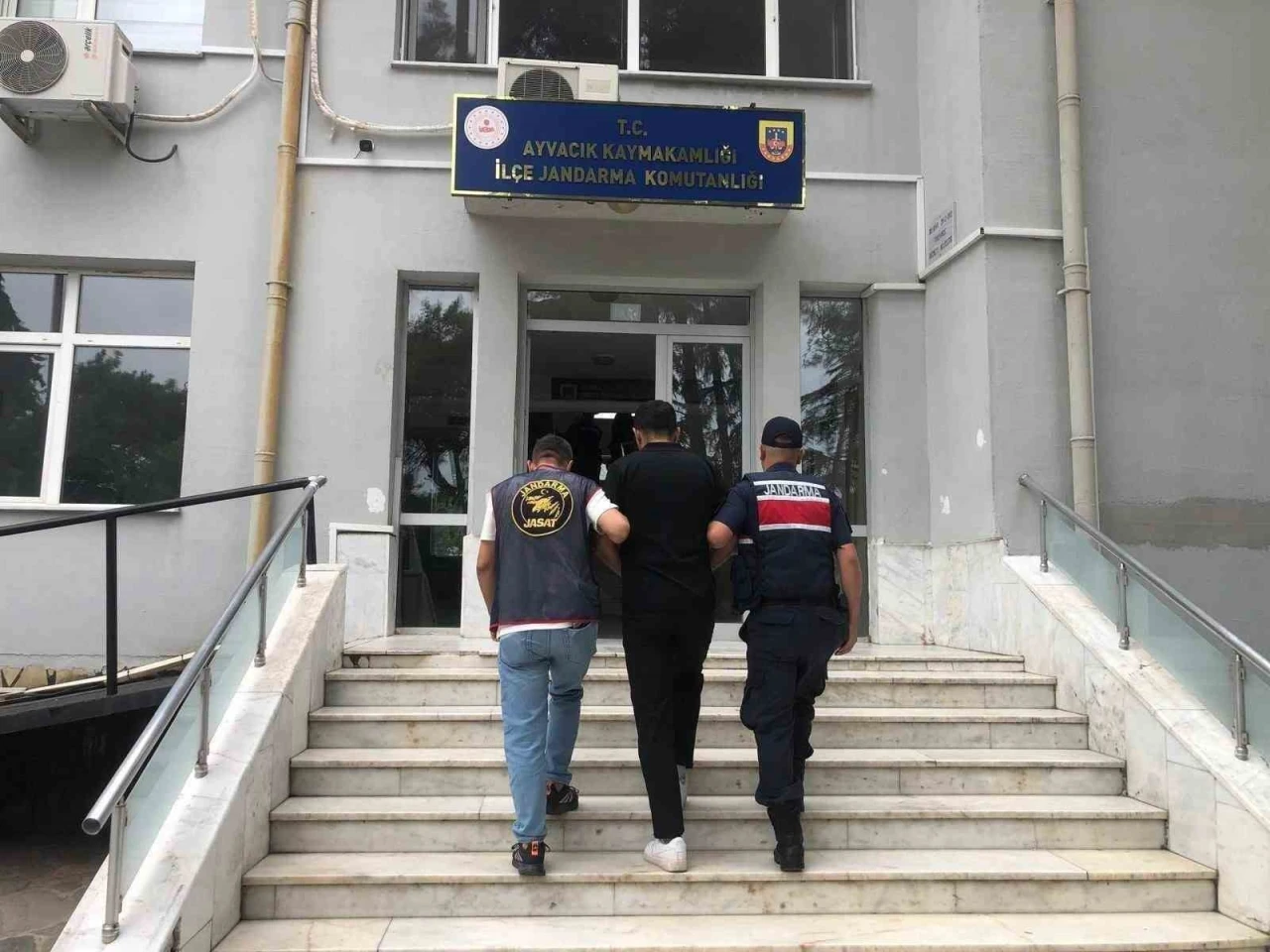 &Ccedil;anakkale&rsquo;de &ccedil;eşitli su&ccedil;lardan aranan 97 ş&uuml;pheli yakalandı
