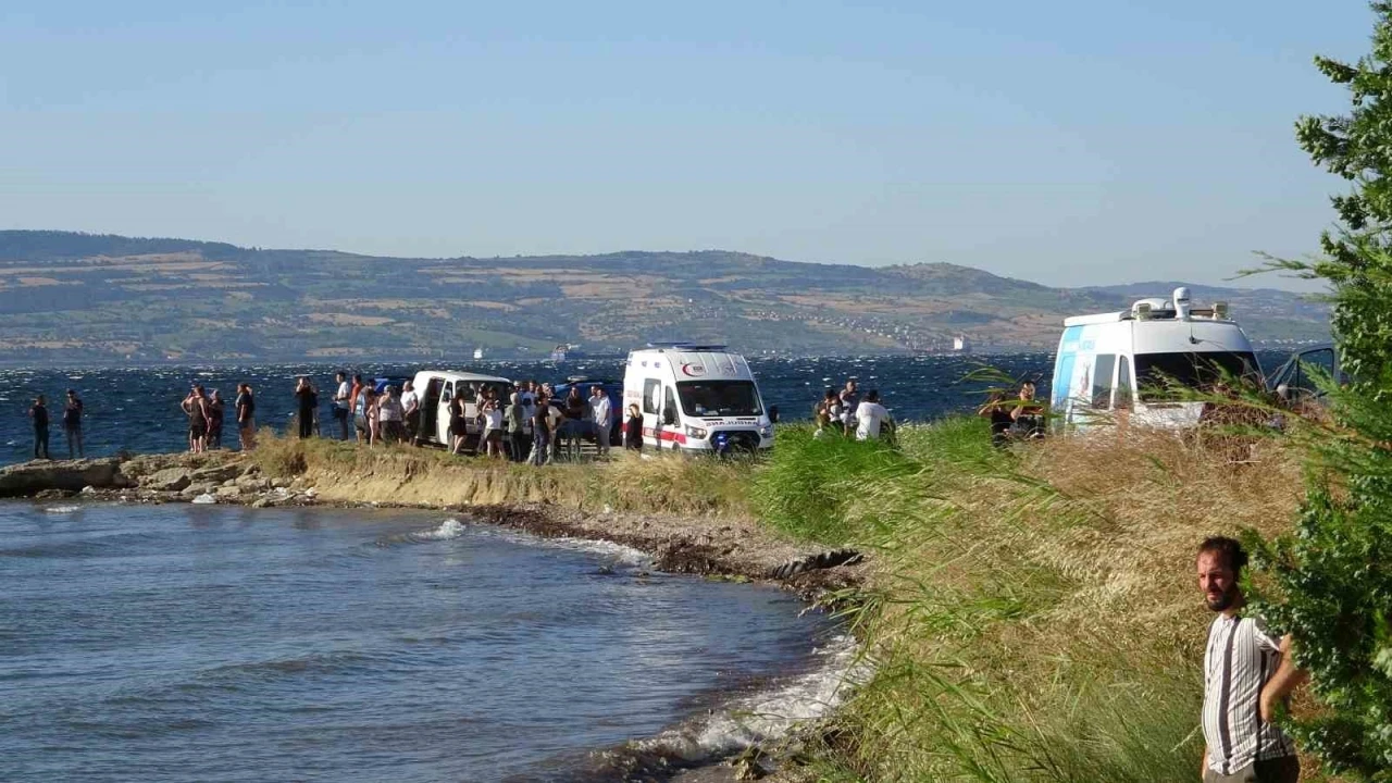 &Ccedil;anakkale&rsquo;de denizde kaybolan 14 yaşındaki kız aranıyor
