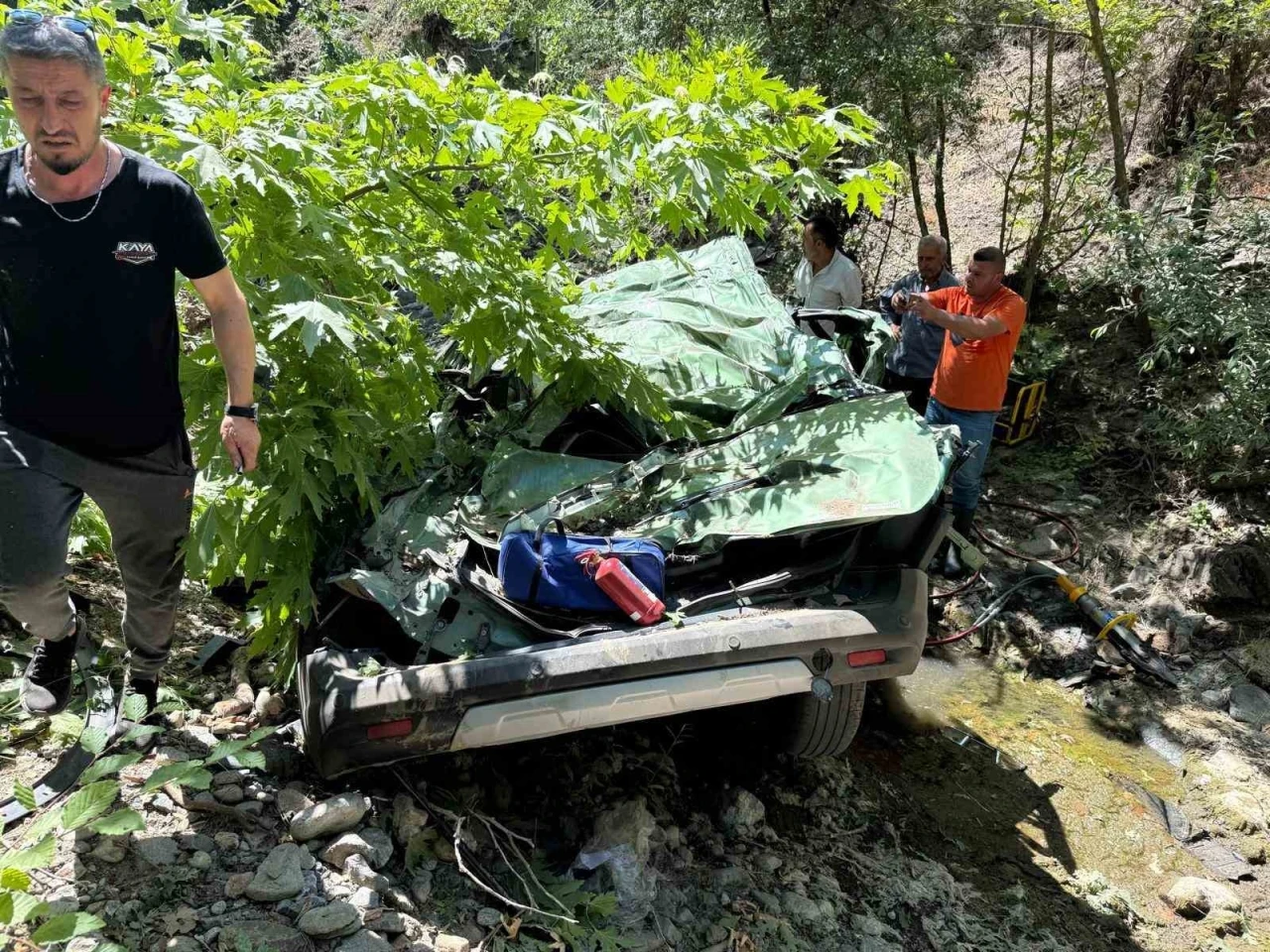 &Ccedil;anakkale&rsquo;de dere yatağına u&ccedil;an ara&ccedil;taki 2 kişi hayatını kaybetti
