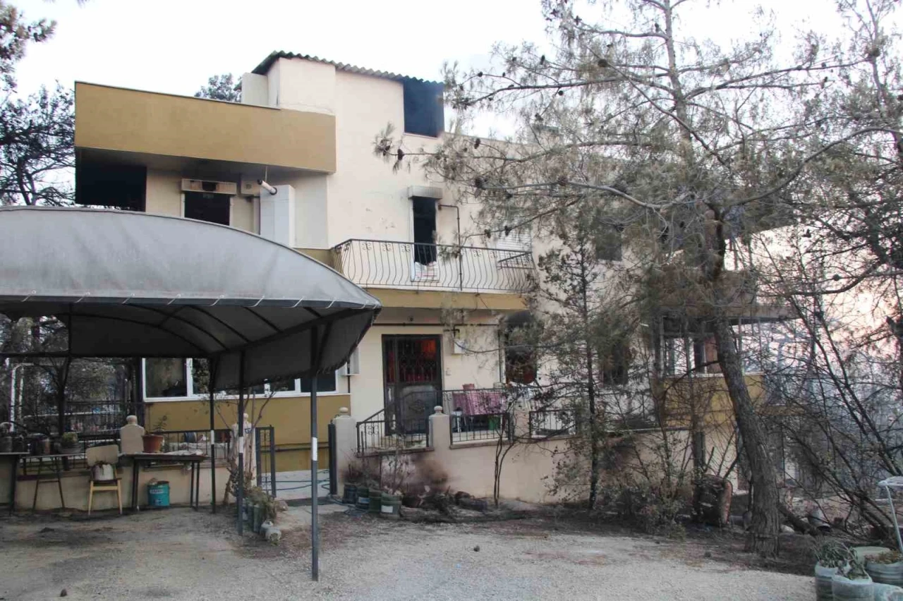 Çanakkale’de devam eden yangında 3 köy boşaltıldı
