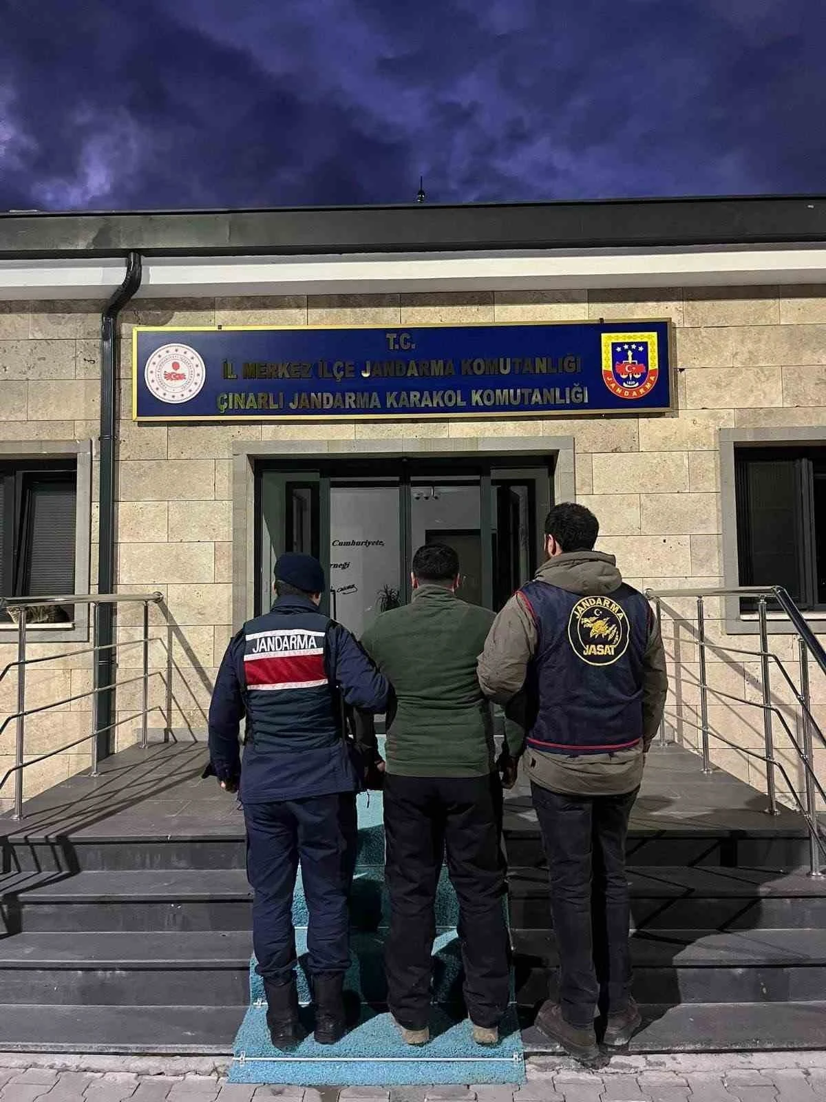 &Ccedil;anakkale&rsquo;de farklı su&ccedil;lardan aranan 5 ş&uuml;pheli tutuklandı
