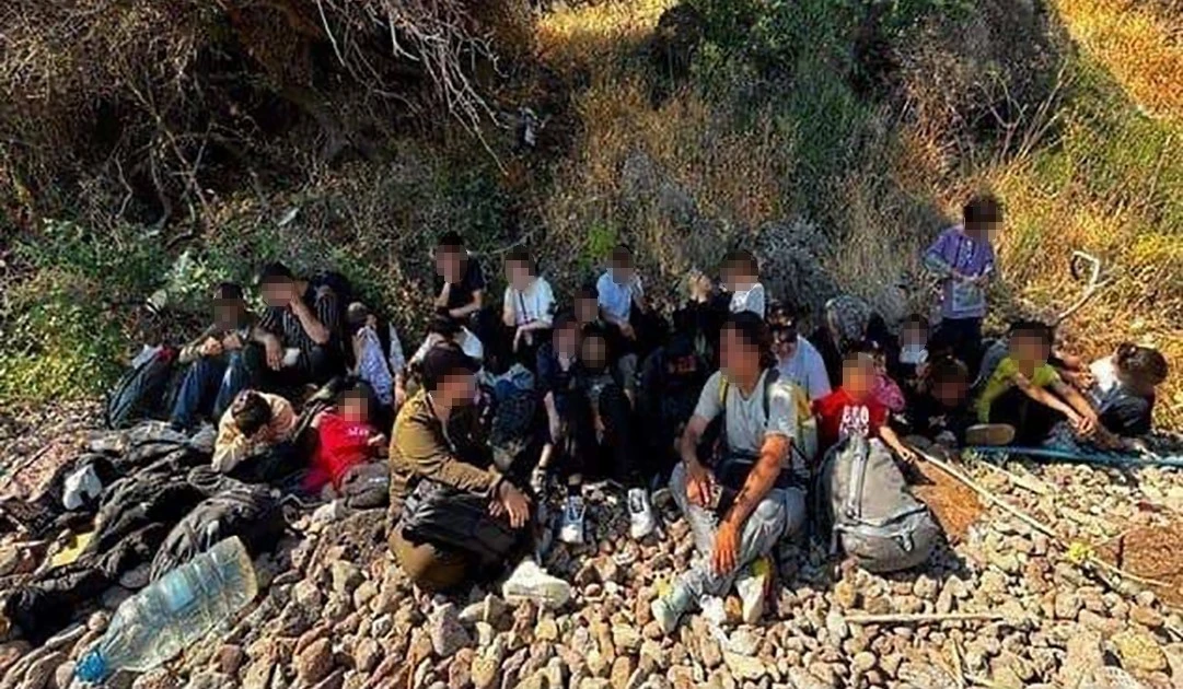 &Ccedil;anakkale&rsquo;de g&ouml;&ccedil;men ka&ccedil;ak&ccedil;ılığı operasyonu: 1 organizat&ouml;r ve 37 ka&ccedil;ak g&ouml;&ccedil;men yakalandı
