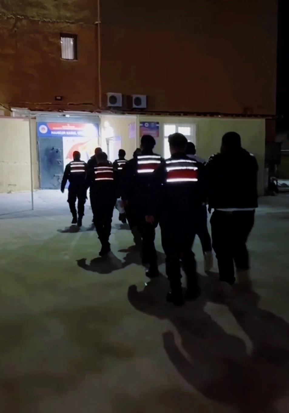 &Ccedil;anakkale&rsquo;de g&ouml;&ccedil;men ka&ccedil;ak&ccedil;ılığı operasyonu: 4 organizat&ouml;r ve 25 ka&ccedil;ak g&ouml;&ccedil;men yakalandı
