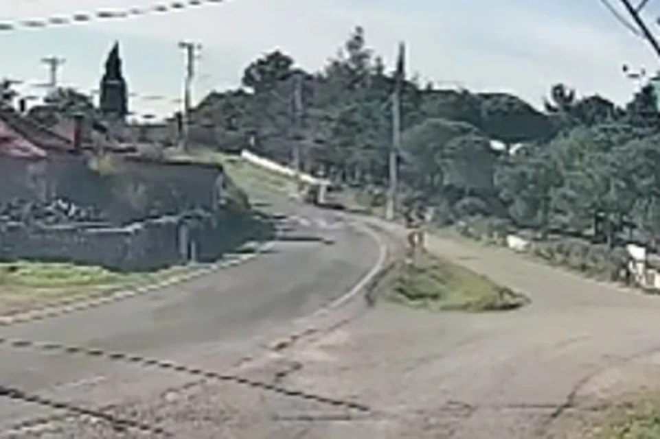 &Ccedil;anakkale&rsquo;de iki ara&ccedil; &ccedil;arpıştı: Kaza anı kamerada
