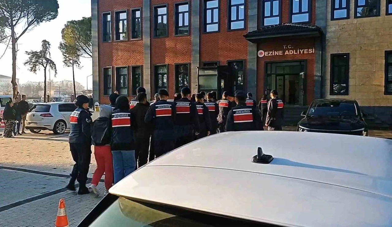 &Ccedil;anakkale&rsquo;de jandarmadan uyuşturucu operasyonuna 8 tutuklama
