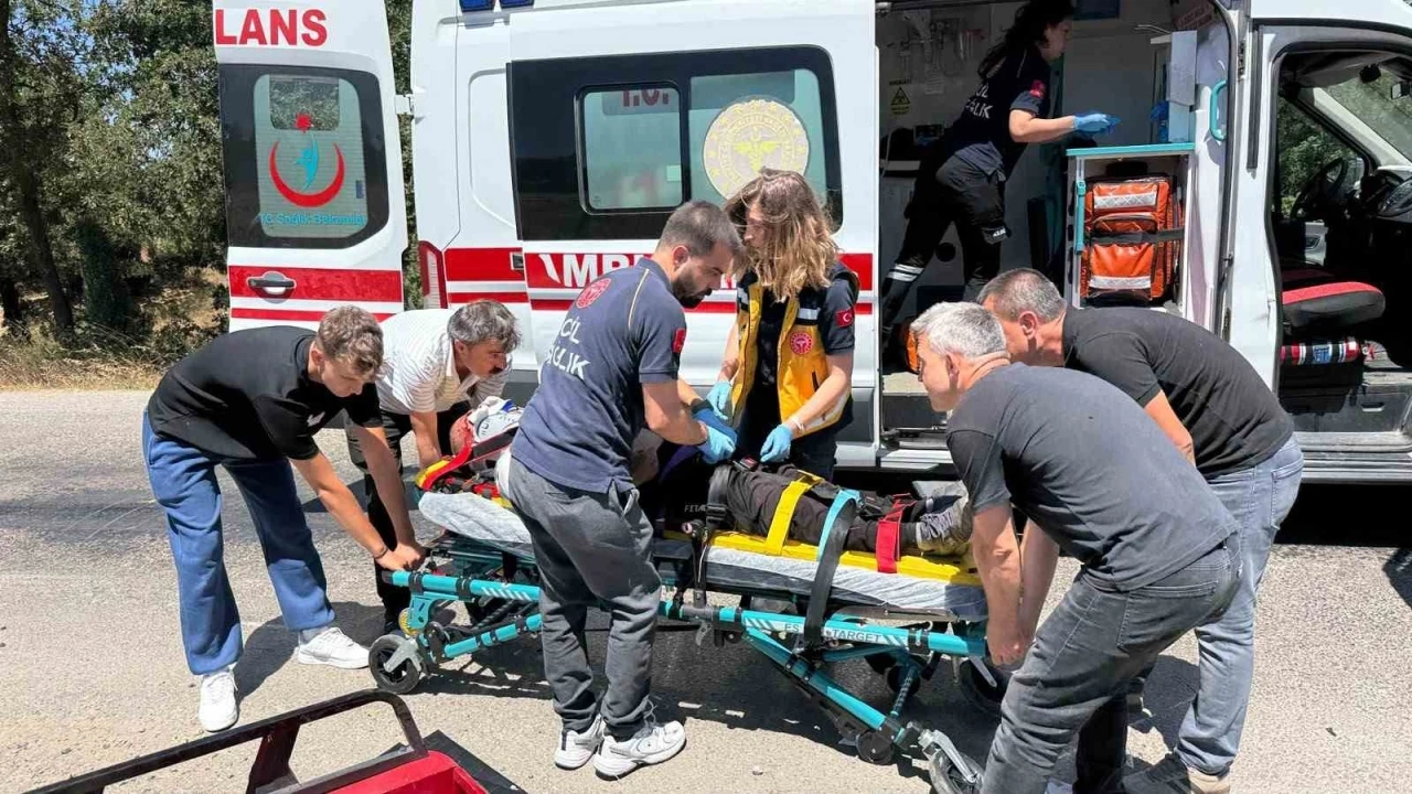&Ccedil;anakkale&rsquo;de motorlu bisiklet ile otomobil &ccedil;arpıştı; 1 kişi yaralandı
