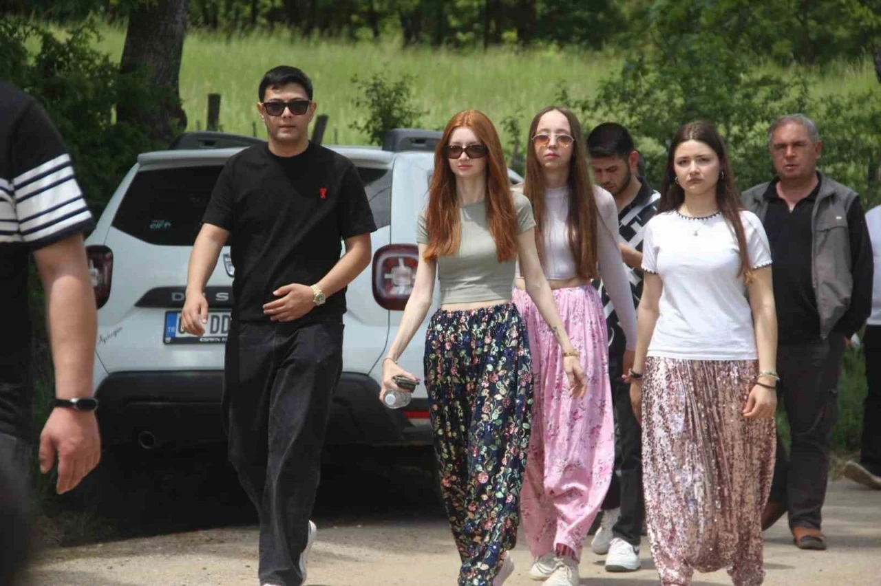 &Ccedil;anakkale&rsquo;de o sokaktan ge&ccedil;enler hayatının aşkını buluyor
