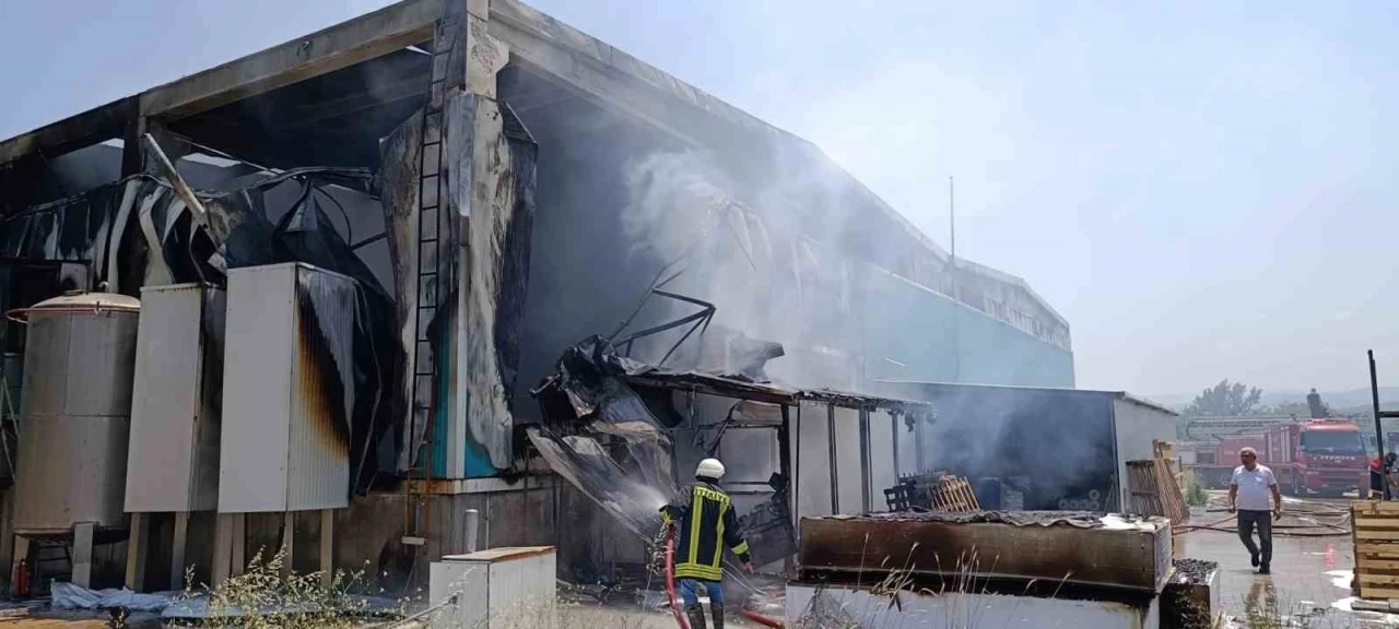 Çanakkale’de plastik cam fabrikasında çıkan yangın söndürüldü, 1 çalışan yaralandı

