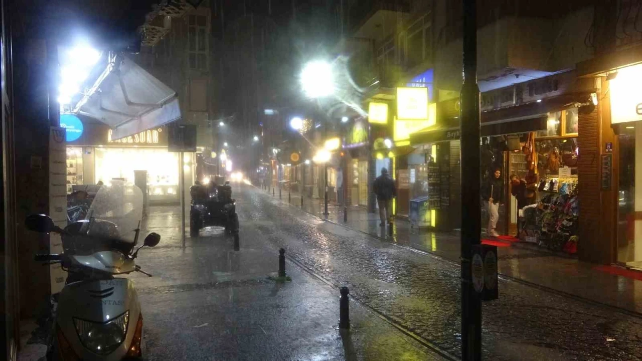 &Ccedil;anakkale&rsquo;de sağanak sonrası cadde ve sokaklar g&ouml;le d&ouml;nd&uuml;
