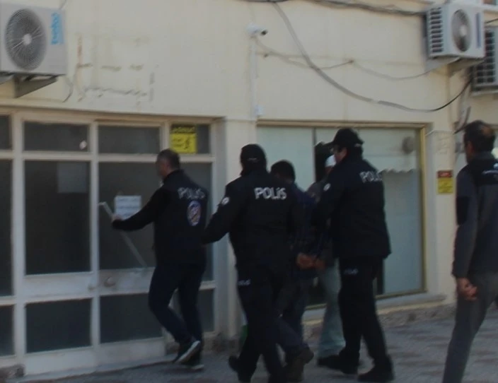 &Ccedil;anakkale&rsquo;de tartıştığı eşini av t&uuml;feğiyle &ouml;ld&uuml;ren adam tutuklandı
