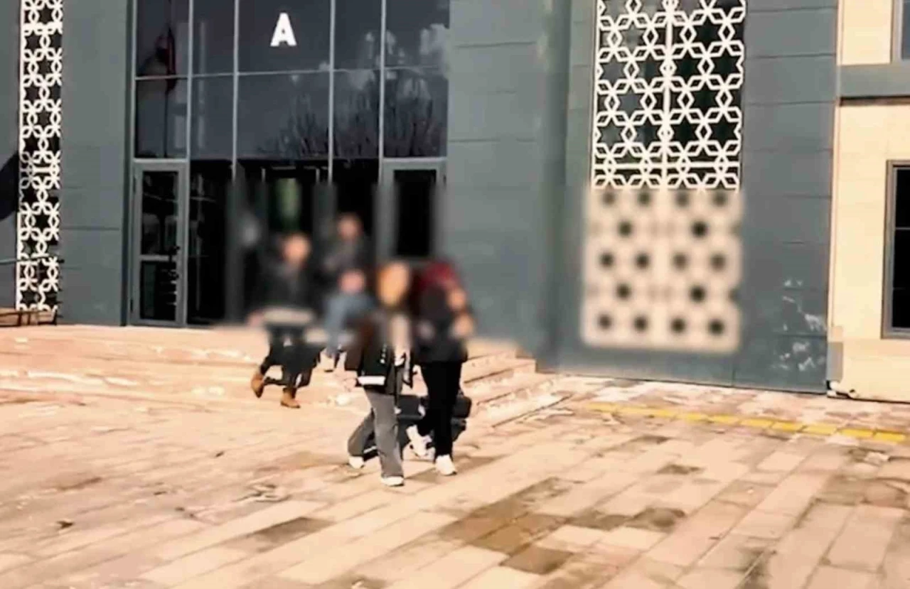 &Ccedil;anakkale&rsquo;de uyuşturucu operasyonu; 3 tutuklama
