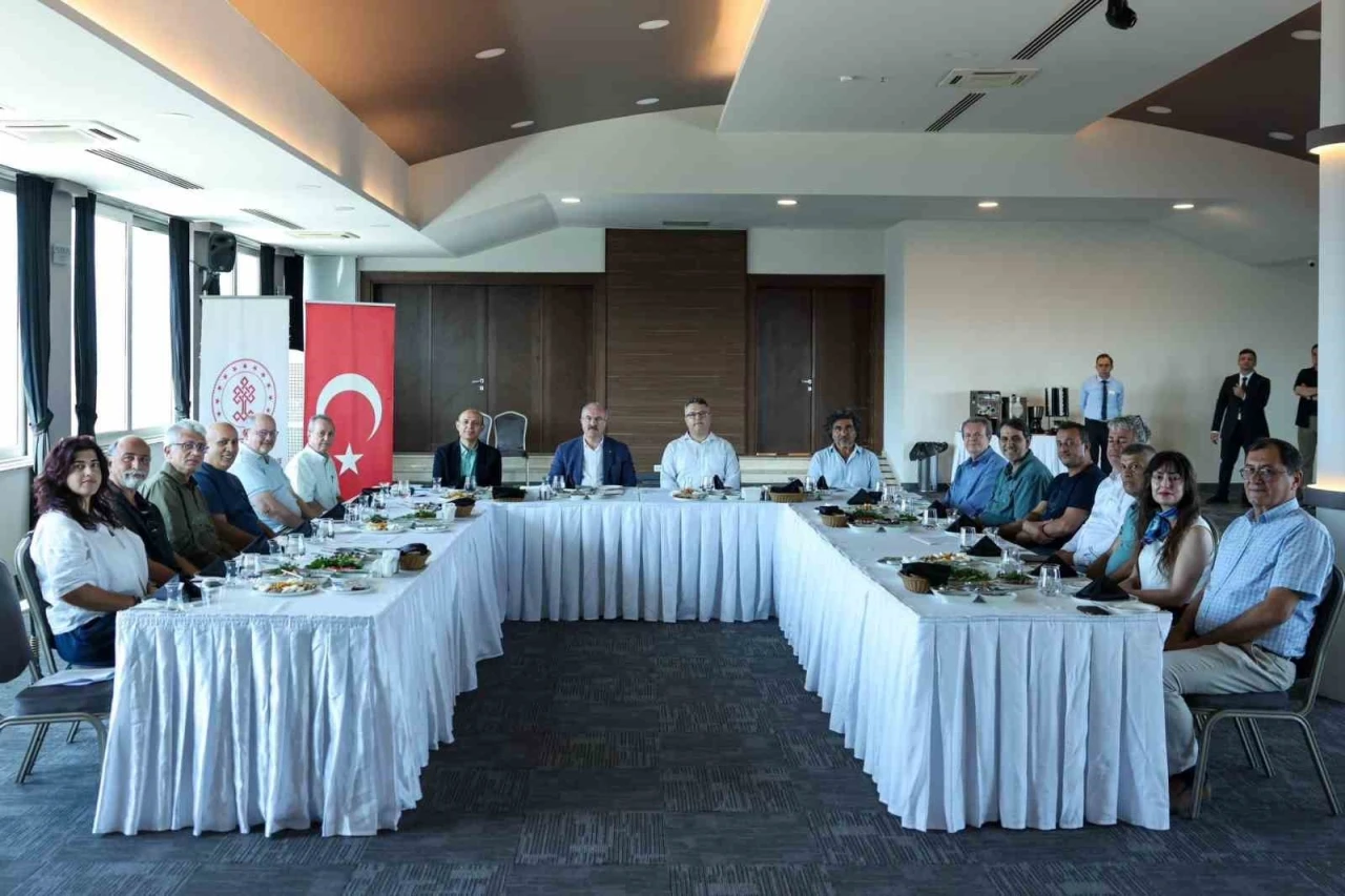 &Ccedil;anakkale&rsquo;de y&uuml;r&uuml;t&uuml;len arkeolojik bilimsel kazılar değerlendirildi

