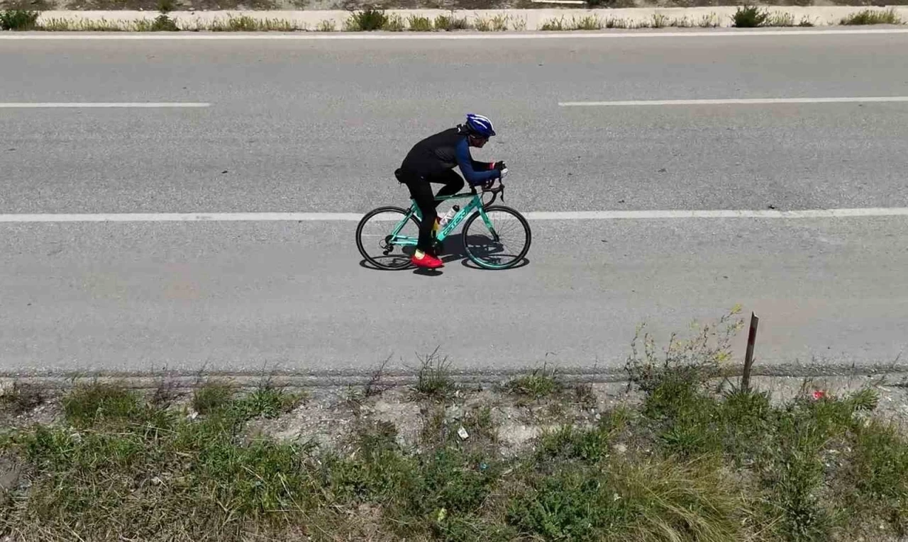 Çanakkale’den aldığı şehitlik toprağını Samsun’a ulaştırmak için pedal çeviriyor: 900 kilometreyi geride bıraktı
