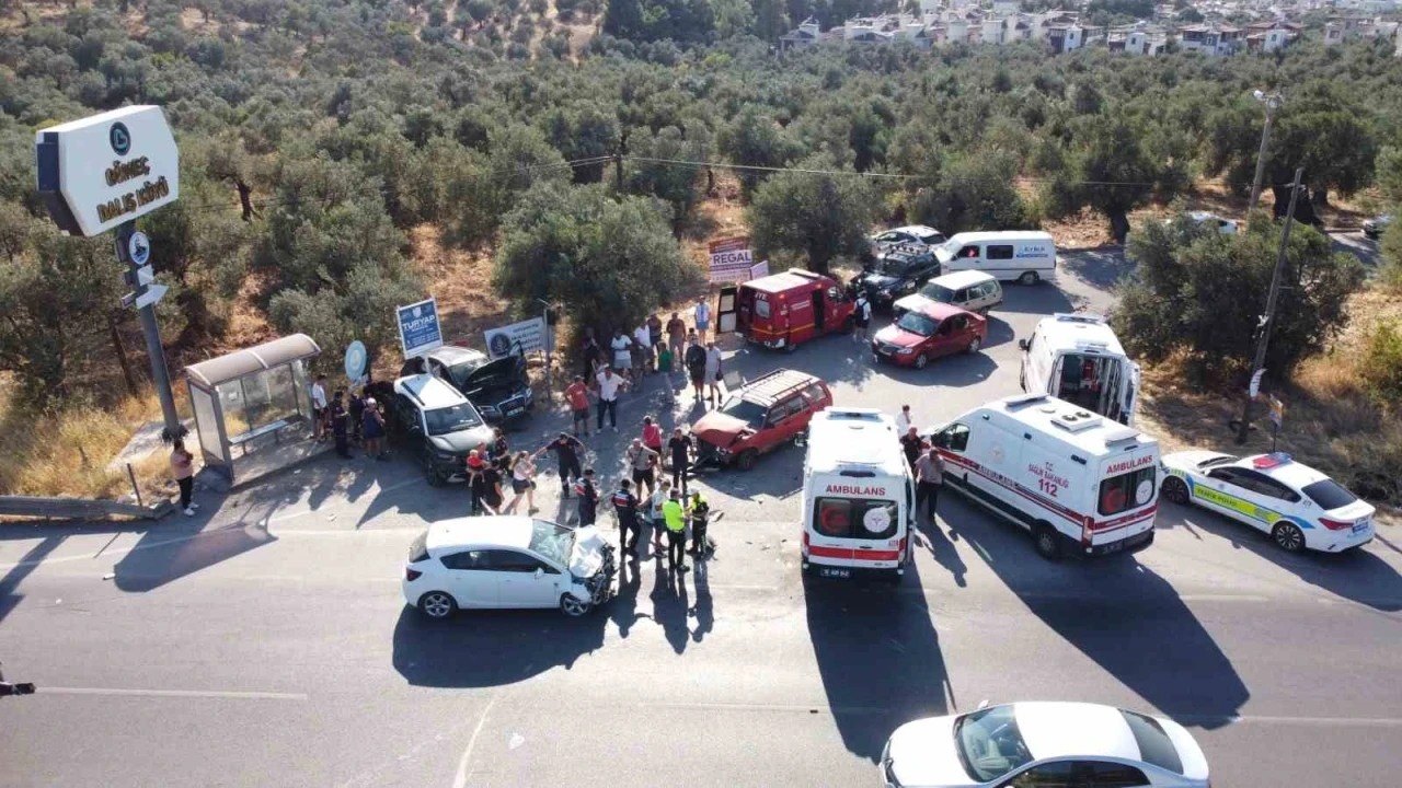&Ccedil;anakkale-İzmir karayolunda can pazarı: 4 aracın karıştığı kazada 4 kişi yaralandı
