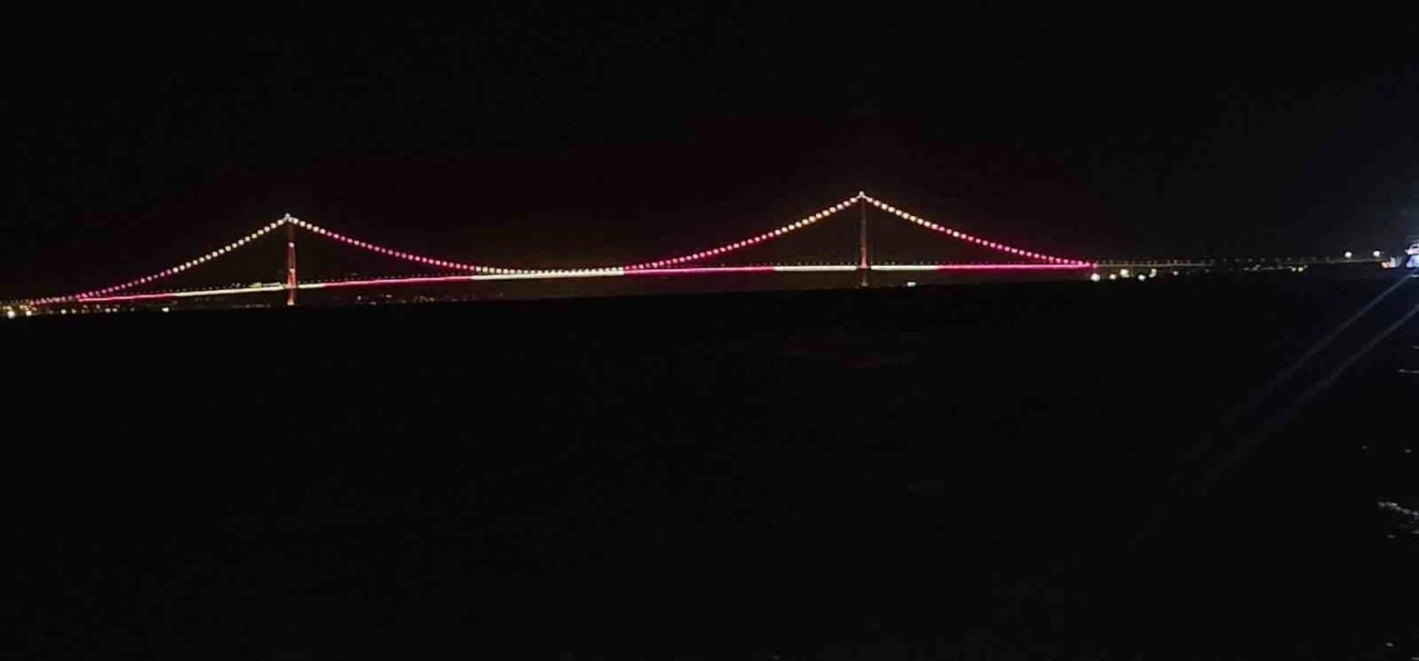Çanakkale Köprüsü sarı kırmızılı renklerle aydınlatıldı
