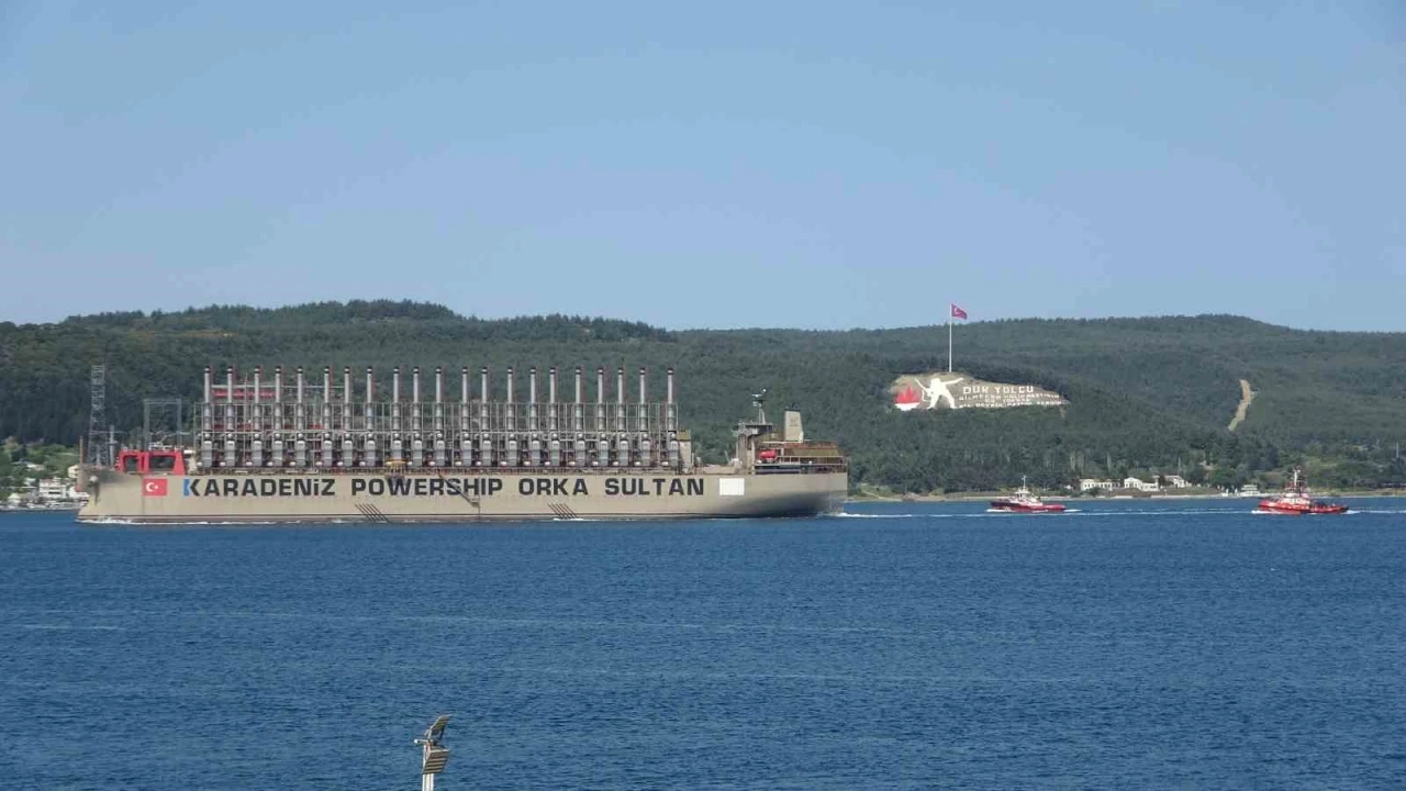 Çanakkale’nin elektrik ihtiyacını karşılayabilecek enerji üreten gemi boğazdan geçti
